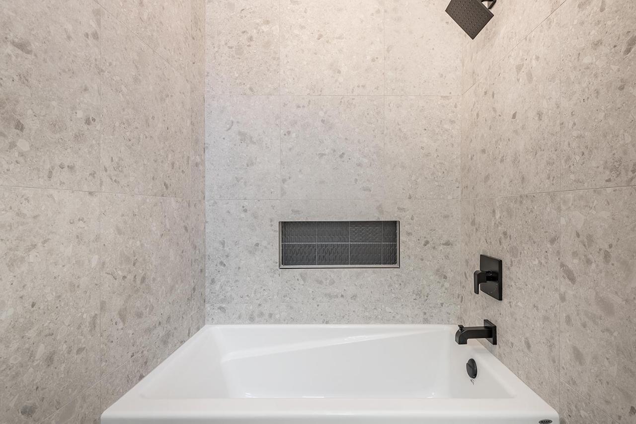 Free Parking Prime Location New Modern Condo Brossard Zewnętrze zdjęcie