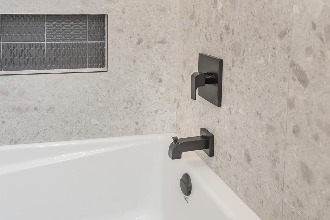 Free Parking Prime Location New Modern Condo Brossard Zewnętrze zdjęcie